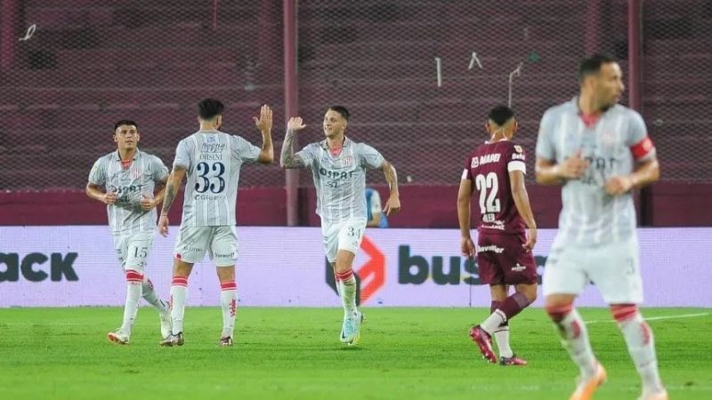 Lanús llegó a la cima, pero no aseguró la clasificación