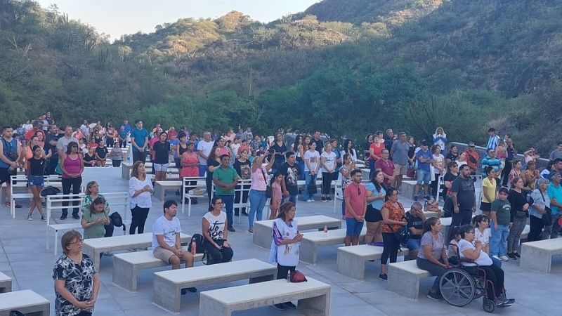 Gran cantidad de turistas recorren la Gruta de la Virgen y la Catedral