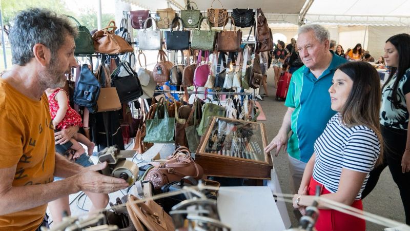 La Feria de Artesanías de  Semana Santa recibe a vecinos y turistas hasta este domingo