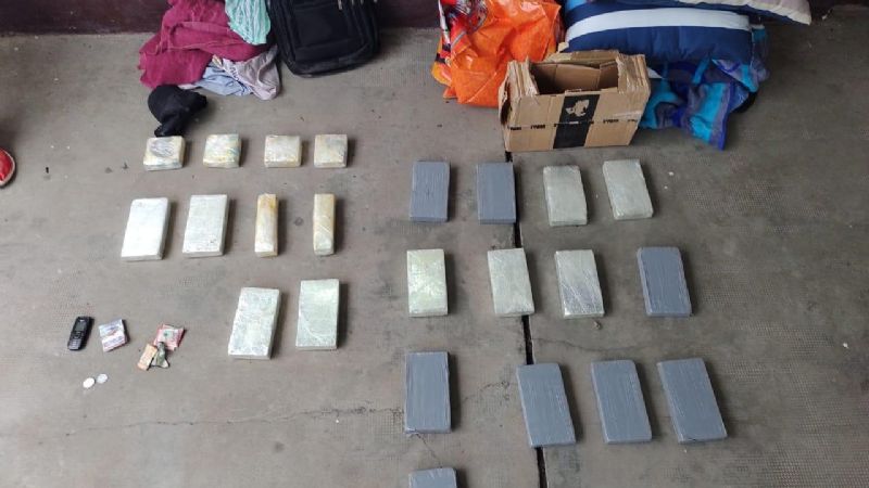 Detuvieron a un extranjero que llevaba 20 kilos cocaína en su mochila