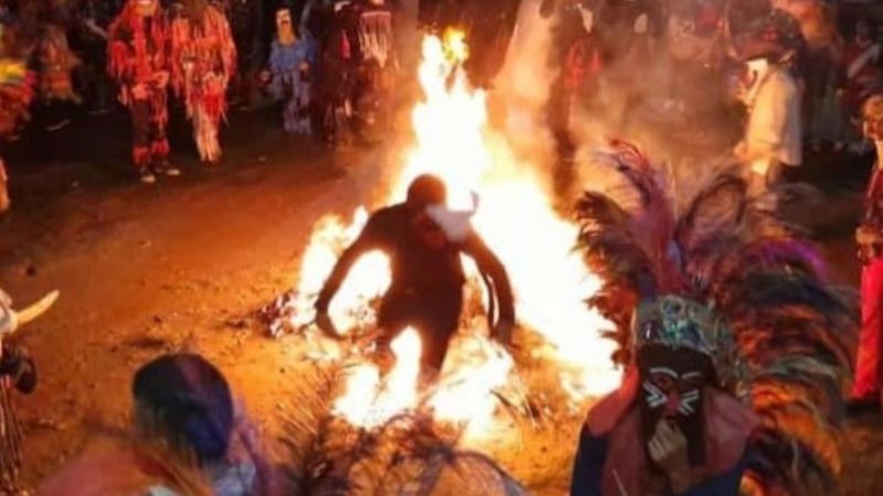 Viral: se les apareció el diablo mientras quemaban el pujllay
