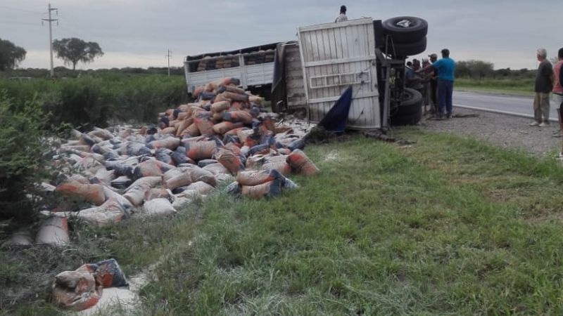 Volcó un camión cargado con bolsas de harina