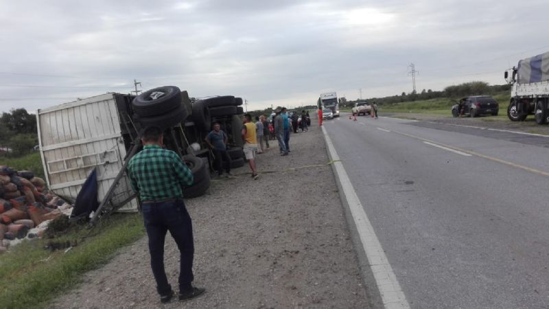 Volcó un camión cargado con bolsas de harina