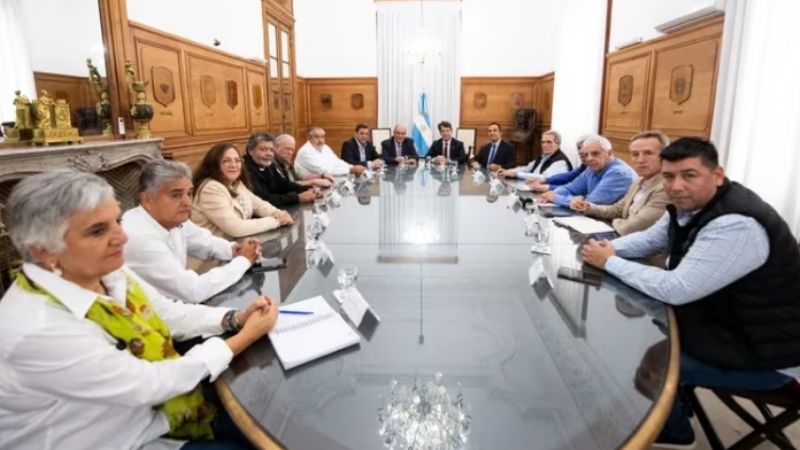 El Gobierno recibió durante 3 horas a gremialistas para negociar una reforma laboral