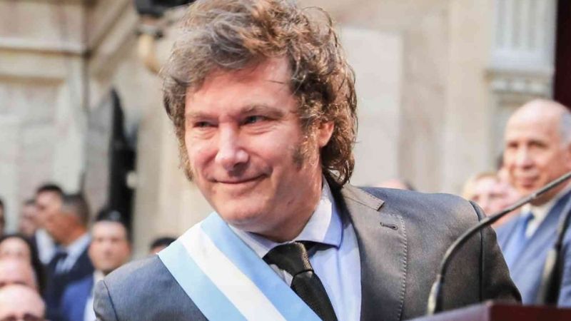 "Los presidentes autoritarios descalifican para silenciar"