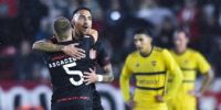 CORREA festeja el gol de Estudiantes, abrazándose con Ascacibar, tras el cabezazo que se le escapó a 