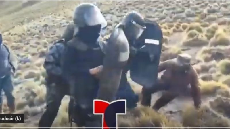 Brutal represión a pobladores originarios