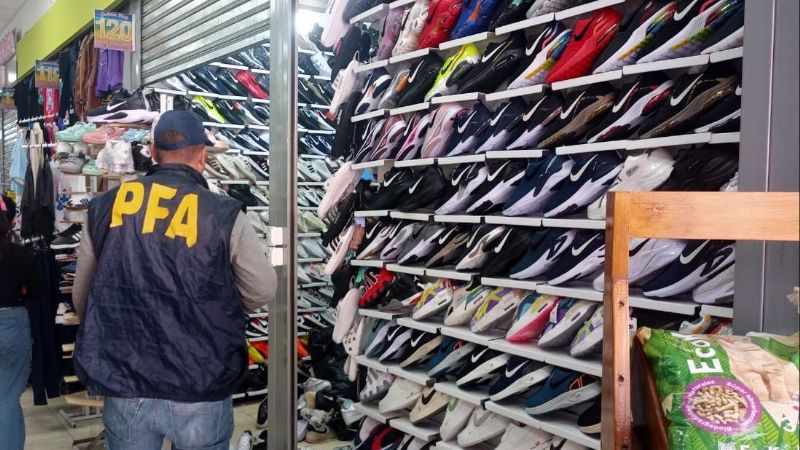 Secuetran prendas y artículos electrónicos ilegales valuados en sumas millonarias