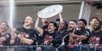 Los jugadores del Bayer Leverkusen levantando por primera vez en 119 años de historia, el trofeo como campeón de la Bundesliga.