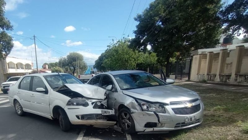 Violento choque entre dos autos en Catamarca