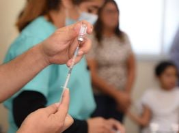 Padres antivacunas pagaban hasta $160.000 por certificados falsos para sus hijos