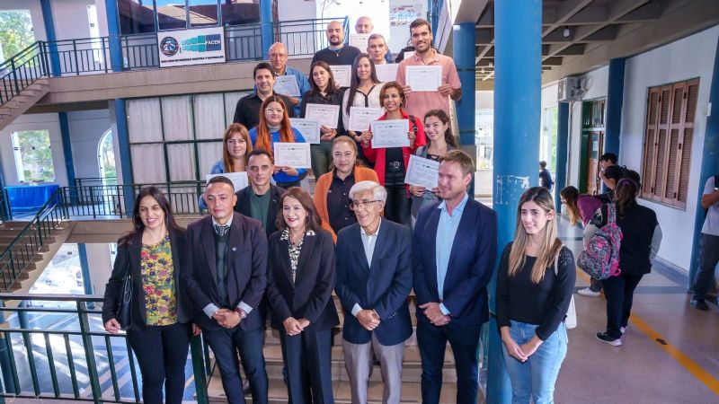 Entrega de certificados a egresados de curso en la Facultad de Ciencias Exactas