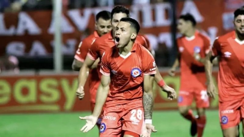 Argentinos Jrs. visita a Nacional de Paraguay