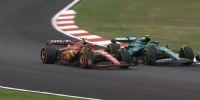 MOMENTO DEL ROCE entre los españoles Alonso y Sainz, que la FIA adjudicó al piloto de Ferrari.