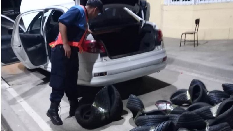 Policías secuestran varias cubiertas