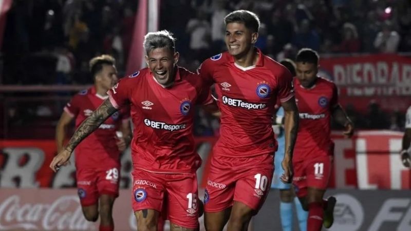 Argentinos Jrs. bajó a Corinthians y es líder