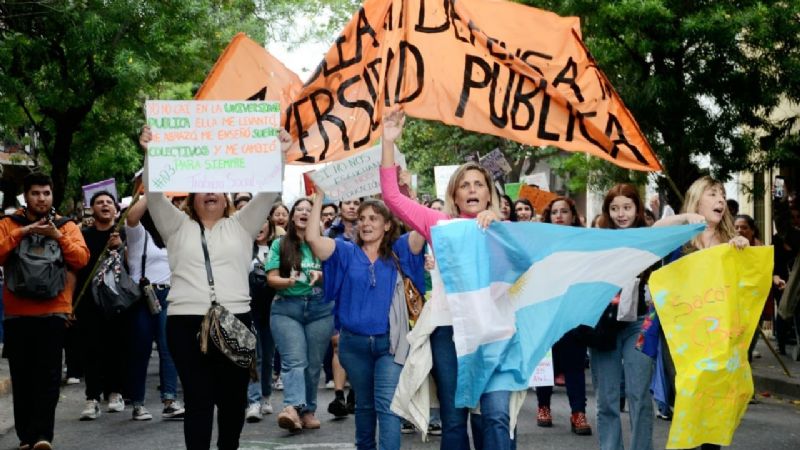 Gran movilización de APUNCA en defensa de la educación pública