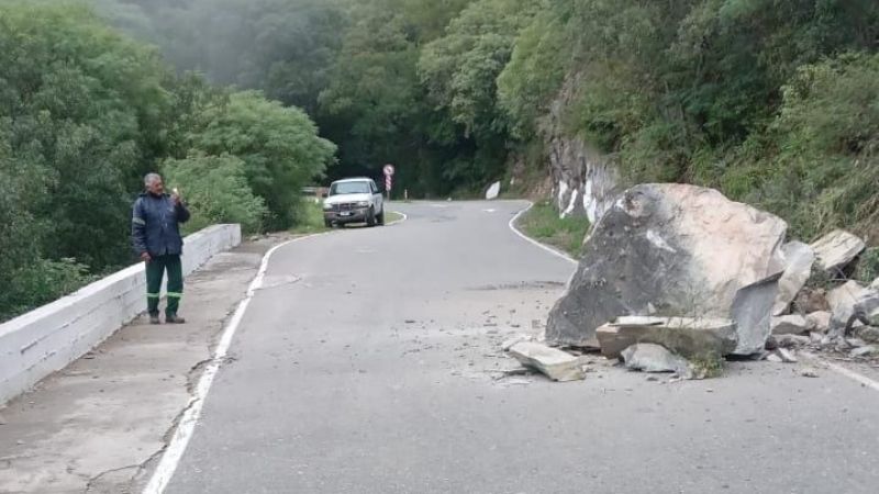 Por derrumbes, habilitada media calzada en la Cuesta de El Portezuelo