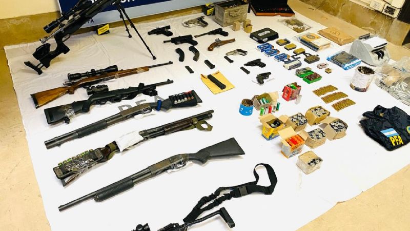 Incautaron un arsenal de armas y gran cantidad de municiones