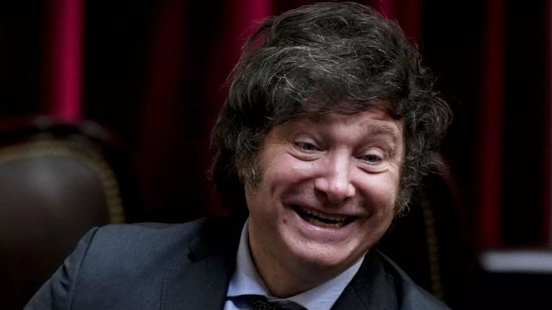 Milei: "Jubilados van a mejorar, la baja de inflación es notable y lo de ella (CFK) fue muy pobre"