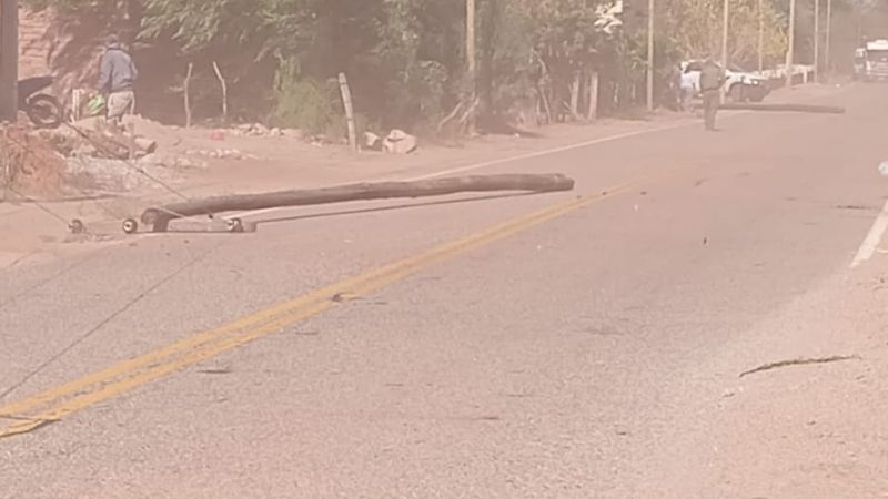 Viento zonda volteó postes y columnas eléctricas en Tinogasta