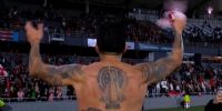 Enzo Pérez despliega su tatuaje de River en los festejos de la victoria de Estudiantes sobre Boca. 