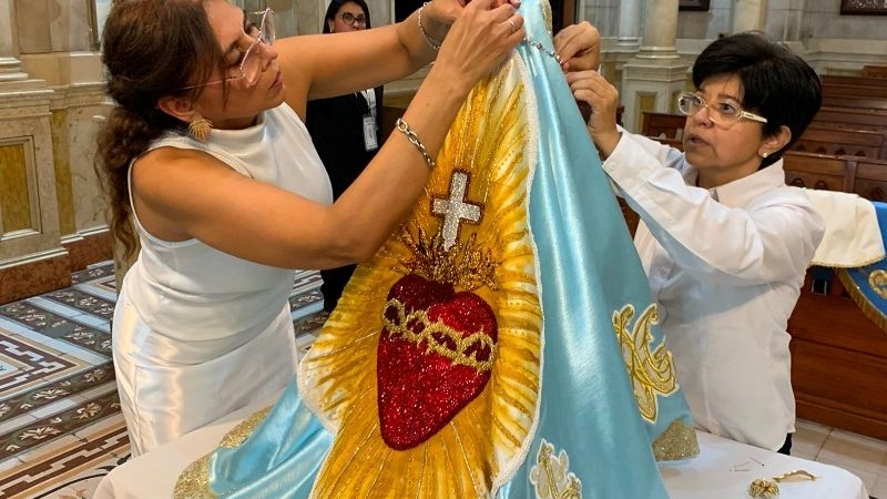 La Madre del Valle estrena nuevo manto