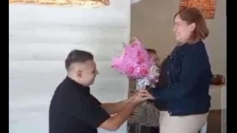 Romántico pedido de casamiento en una cafetería