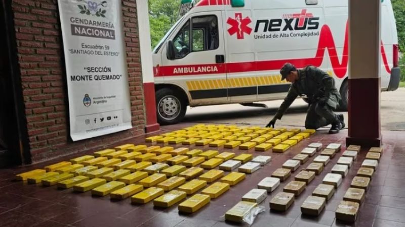 Fingían ser médicos y paciente para trasladar 134 kilos de cocaína en una ambulancia
