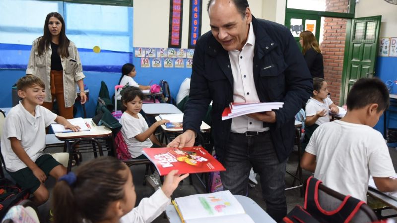 Saadi entregó más de mil libros