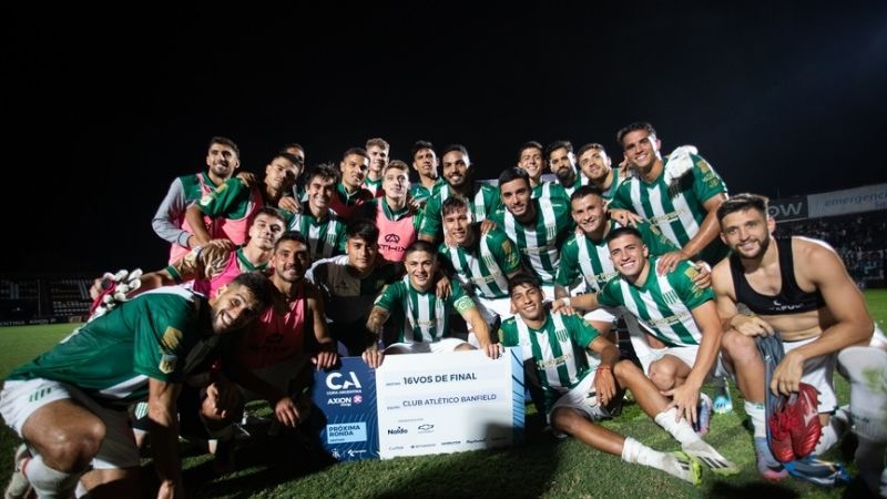 Banfield goleó 6-0 a Ciudad de Bolívar