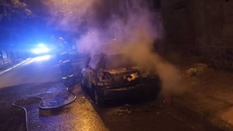 Auto quedó destruido totalmente tras prenderse fuego