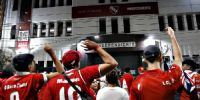 LOS INSULTOS de los hinchas de Independiente tras la derrota con Talleres, en Avellaneda.