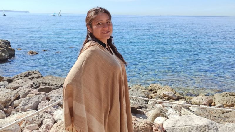 El Diario El País destacó “el arte de la lana de vicuña” de artesana catamarqueña