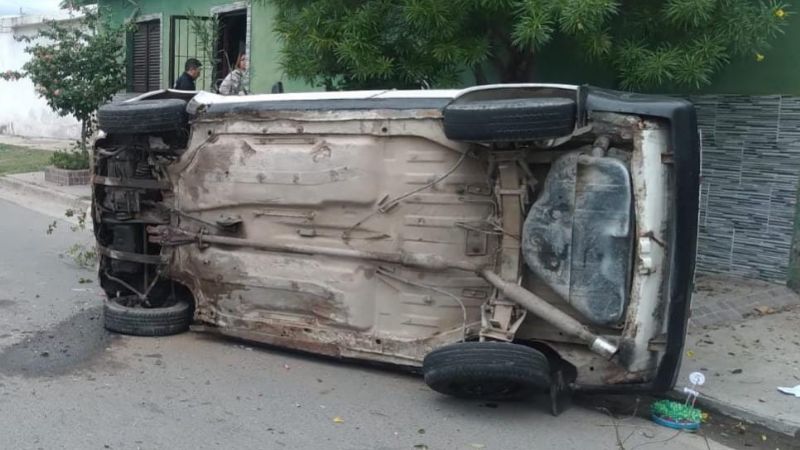 Volcó un auto en la Capital