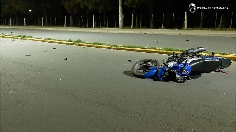 Se mató un motociclista tras chocar contra un poste de alumbrado público