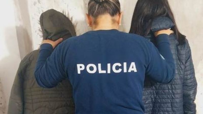 Detienen a dos mujeres revoltosas