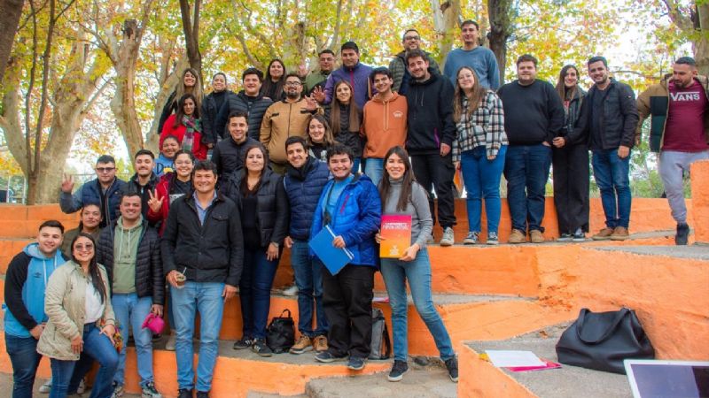 Legisladores debatieron con los jóvenes en el Campamento  de la JR