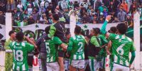 EL FESTEJO de San Martín con sus hinchas tras imponerse en el 
