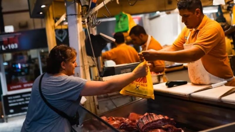 Una familia tipo necesitó ganar en abril 828.158 pesos para no ser pobre