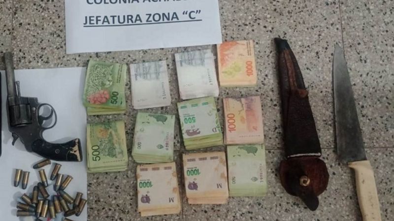 Detienen a tres personas y secuestran dinero efectivo y un arma de fuego