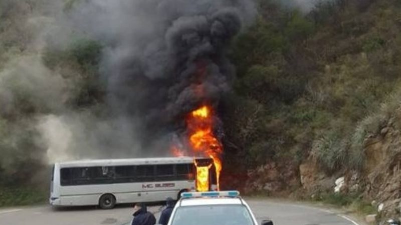 Susto en la cuesta: se incendió un colectivo
