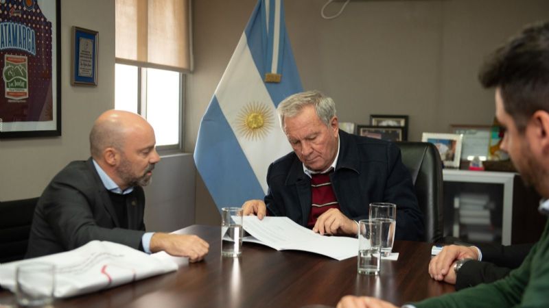 Dusso con funcionarios de Córdoba