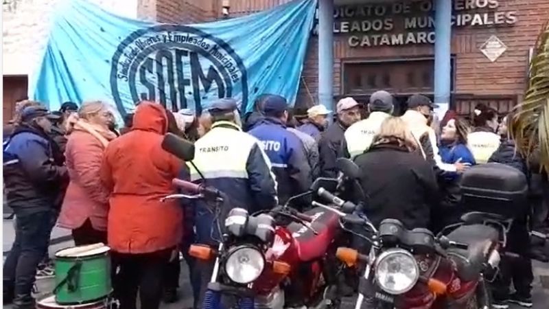 "Los únicos que cobran bien son los funcionarios municipales"