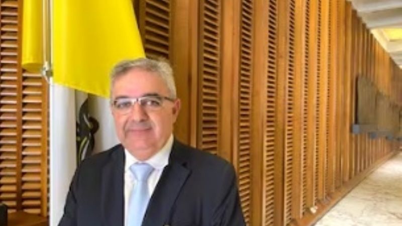 Raúl viaja a Reino Unido en busca de inversiones para Catamarca