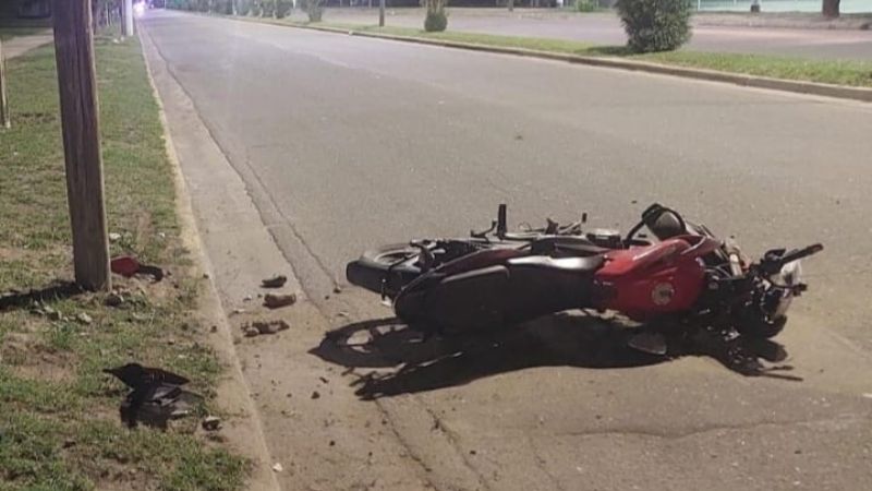 Motociclista chocó contra un poste