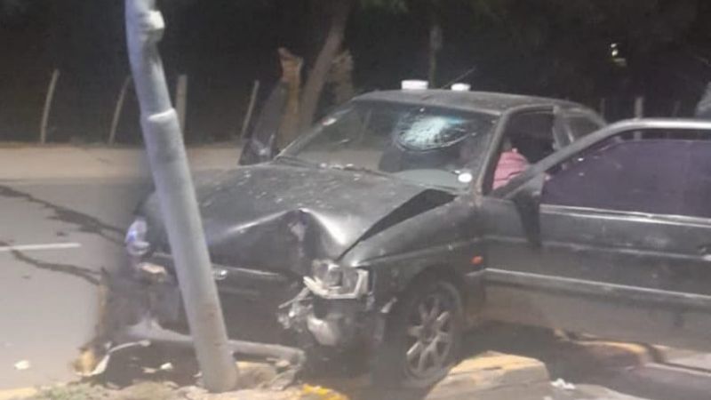 Se descompensó y chocó su auto