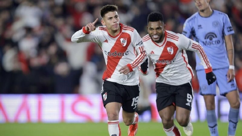 River ganó, gustó y goleó y es líder de la Liga