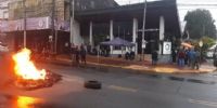 EFECTIVOS en actividad y retirados de la Policía de Misiones amanecieron este domingo frente a la División Comando Radioeléctrico, para iniciar el tercer día de reclamo salarial.
