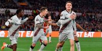 LOS ALEMANES DEL LEVERKUSEN se fueron festejando de Roma: 2 a 0.
